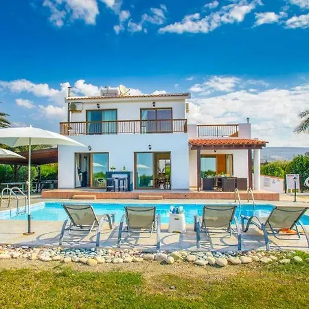 In Sleeps 6 Includes Swimming Pool Air Con And Wifi 9 4