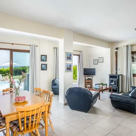 Villa In Sleeps 6 Includes Swimming Pool Air Con And Wifi 9 4 *