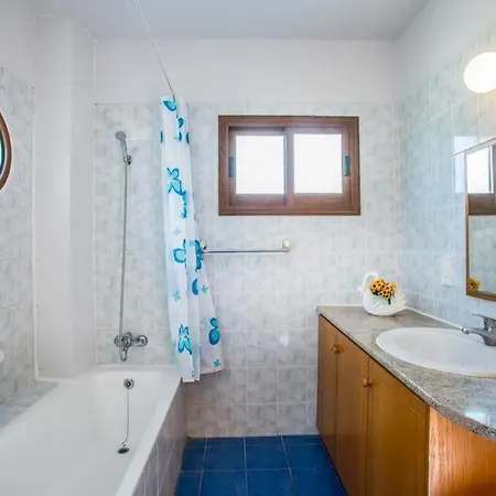 Villa In Sleeps 6 Includes Swimming Pool Air Con And Wifi 9 4 *