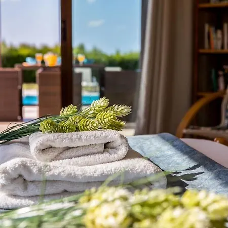 In Sleeps 6 Includes Swimming Pool Air Con And Wifi 9 4 *