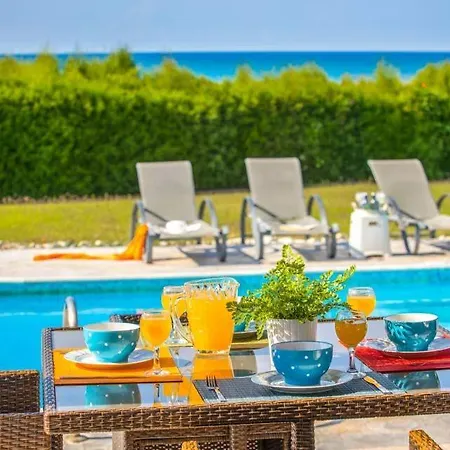 In Sleeps 6 Includes Swimming Pool Air Con And Wifi 9 4 Βίλα