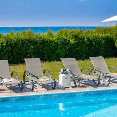 In Sleeps 6 Includes Swimming Pool Air Con And Wifi 9 4 * Mavroli