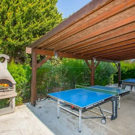 Βίλα In Sleeps 6 Includes Swimming Pool Air Con And Wifi 9 4 *