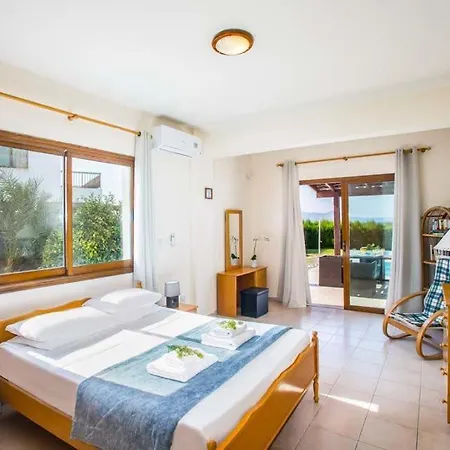 In Sleeps 6 Includes Swimming Pool Air Con And Wifi 9 4 Mavroli
