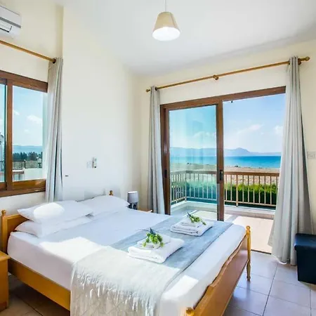 In Sleeps 6 Includes Swimming Pool Air Con And Wifi 9 4 * Mavroli