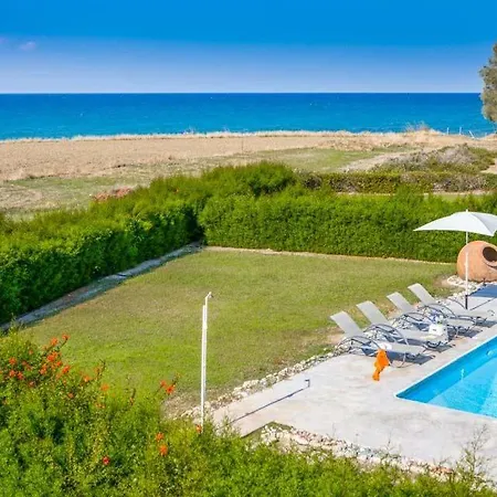In Sleeps 6 Includes Swimming Pool Air Con And Wifi 9 4 *