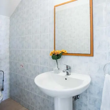 In Sleeps 6 Includes Swimming Pool Air Con And Wifi 9 4 Βίλα